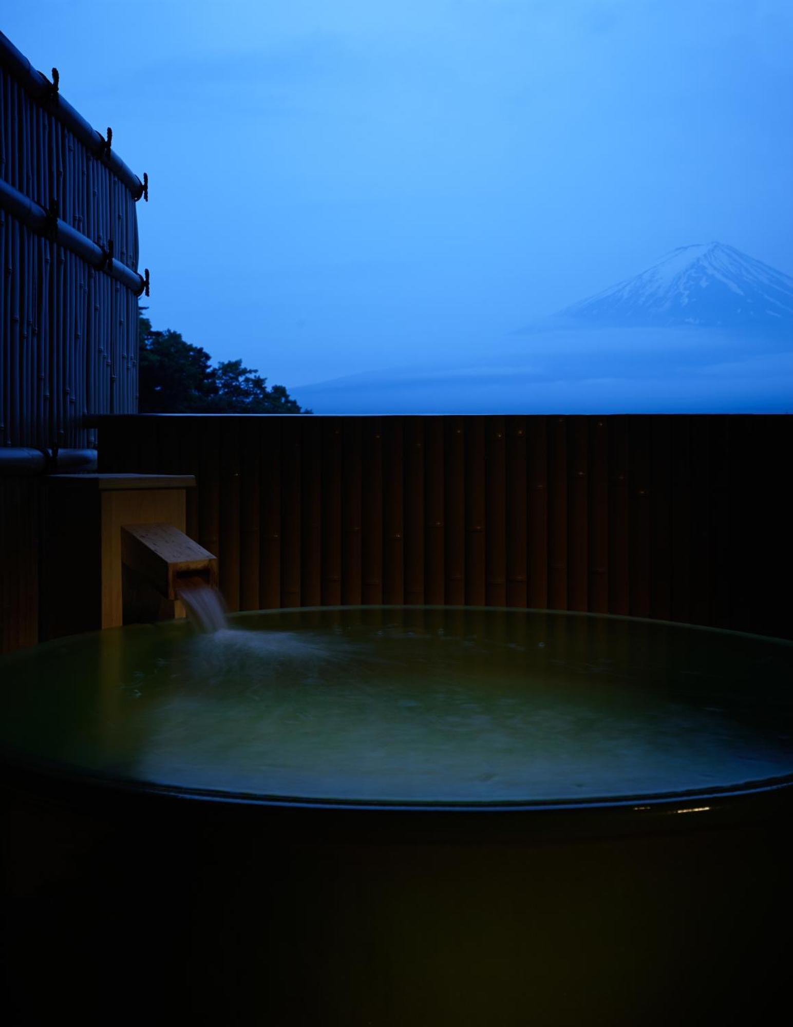 Fujikawaguchiko Onsen Konanso Ξενοδοχείο Δωμάτιο φωτογραφία A view of Mount Fuji from a traditional onsen