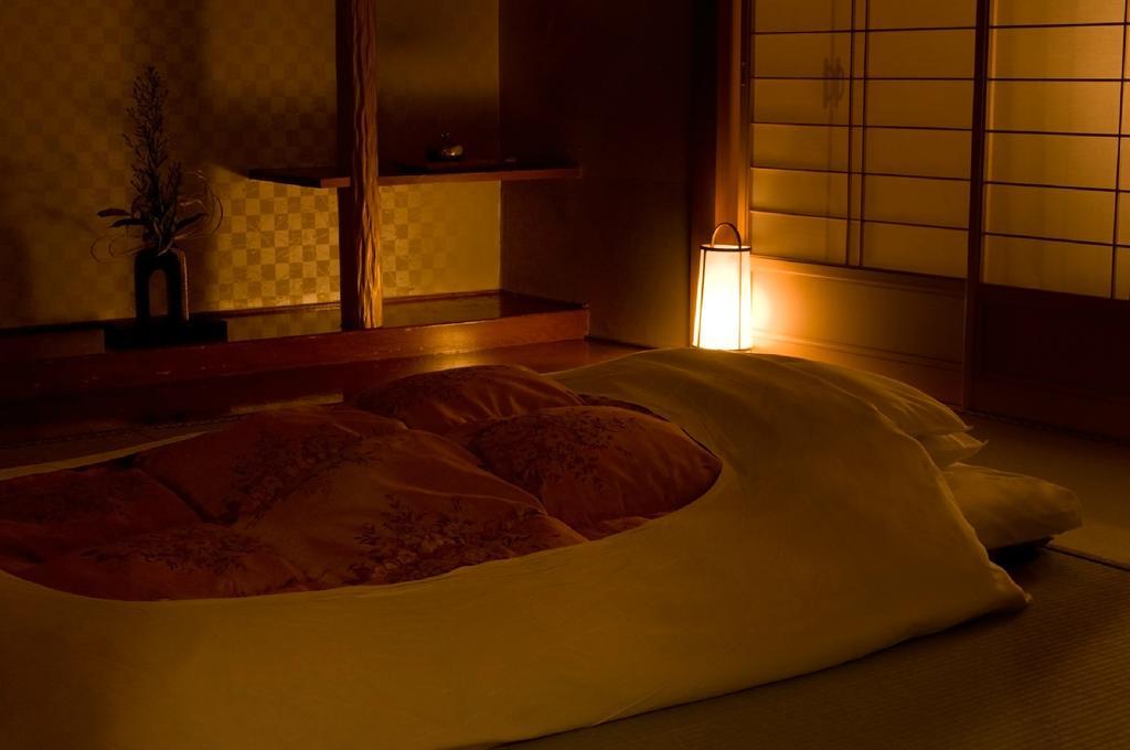 Fujikawaguchiko Onsen Konanso Ξενοδοχείο Εξωτερικό φωτογραφία A traditional Japanese room with a kotatsu