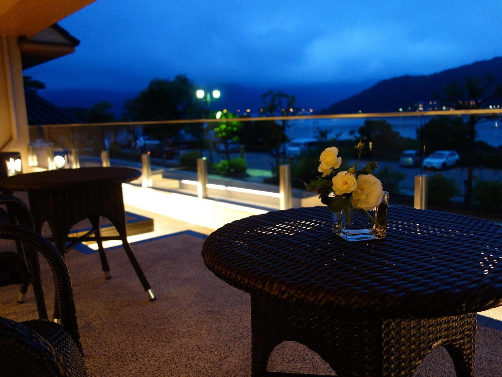 Fujikawaguchiko Onsen Konanso Ξενοδοχείο Εξωτερικό φωτογραφία A balcony at night