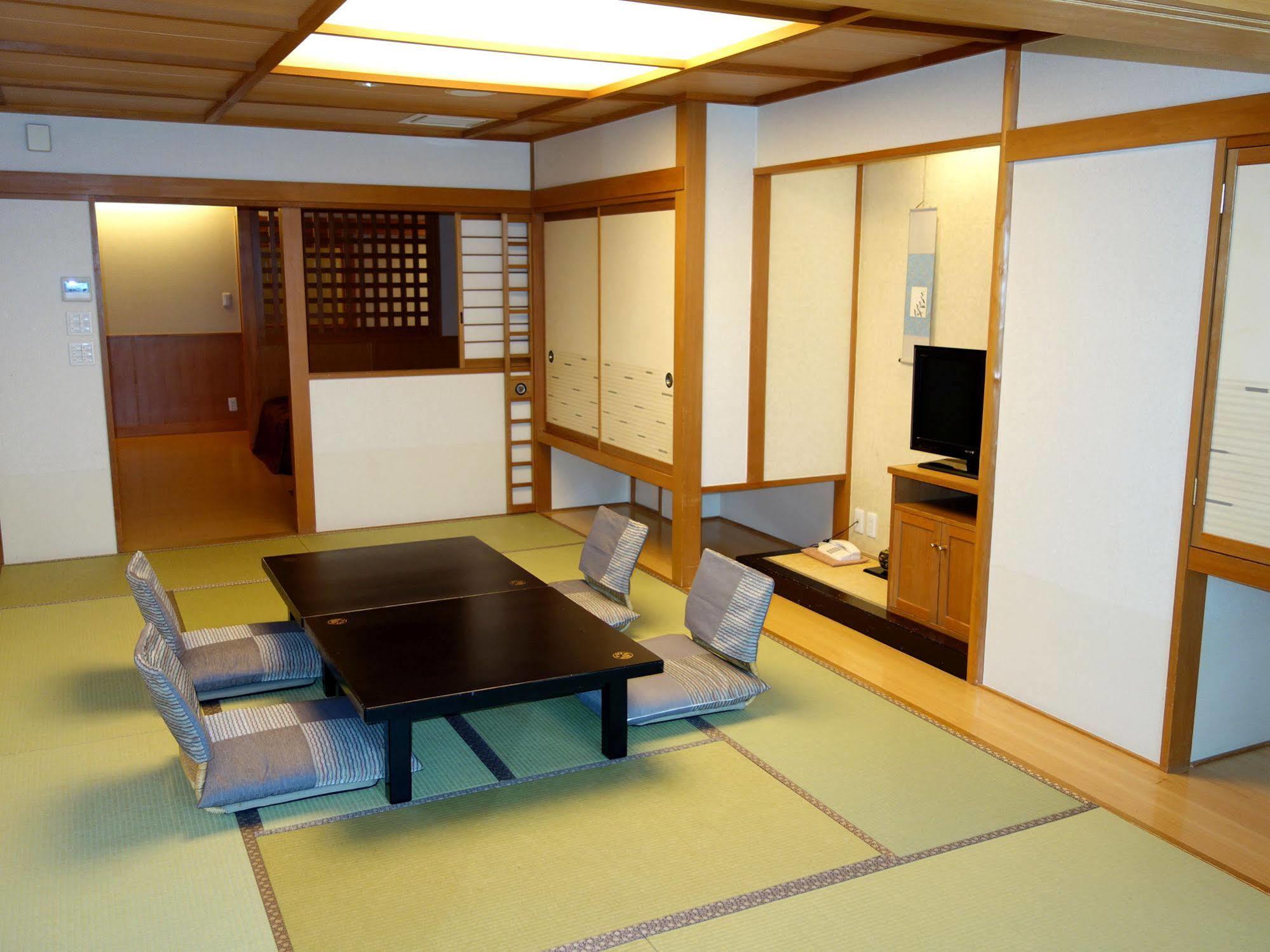 Fujikawaguchiko Onsen Konanso Ξενοδοχείο Εξωτερικό φωτογραφία A room in a ryokan